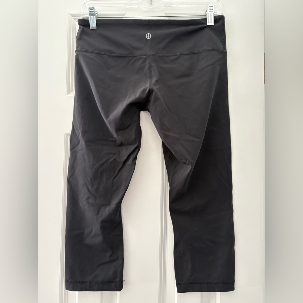 Lululemon Women’s Black Cropped Leggings - Size 8